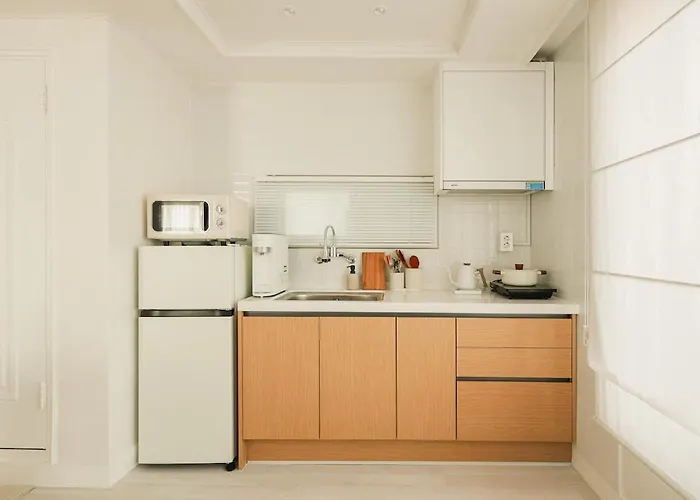 3 Minutes On Foot From Itaewon Station Line 6, 3 Bedrooms, 1 Living Room, 4 Beds, Maximum 8 People, Namsan, Myeongdong, Station, Olive Young, Daiso Nearby * Seul