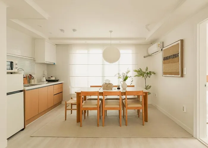 Appartamento 3 Minutes On Foot From Itaewon Station Line 6, 3 Bedrooms, 1 Living Room, 4 Beds, Maximum 8 People, Namsan, Myeongdong, Station, Olive Young, Daiso Nearby *