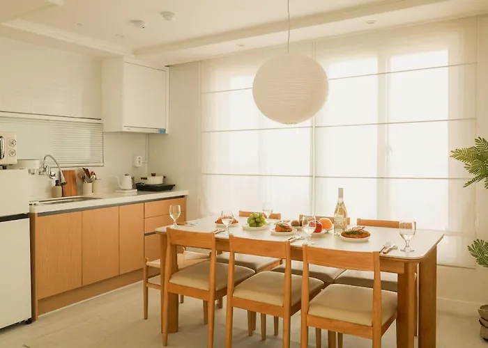 3 Minutes On Foot From Itaewon Station Line 6, 3 Bedrooms, 1 Living Room, 4 Beds, Maximum 8 People, Namsan, Myeongdong, Station, Olive Young, Daiso Nearby Seul