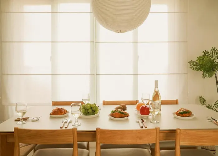 3 Minutes On Foot From Itaewon Station Line 6, 3 Bedrooms, 1 Living Room, 4 Beds, Maximum 8 People, Namsan, Myeongdong, Station, Olive Young, Daiso Nearby *