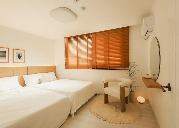 3 Minutes On Foot From Itaewon Station Line 6, 3 Bedrooms, 1 Living Room, 4 Beds, Maximum 8 People, Namsan, Myeongdong, Station, Olive Young, Daiso Nearby Appartamento