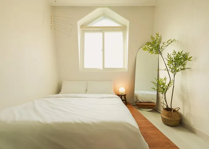 3 Minutes On Foot From Itaewon Station Line 6, 3 Bedrooms, 1 Living Room, 4 Beds, Maximum 8 People, Namsan, Myeongdong, Station, Olive Young, Daiso Nearby Seul