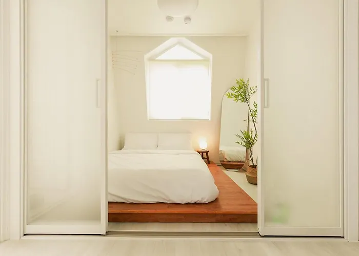 3 Minutes On Foot From Itaewon Station Line 6, 3 Bedrooms, 1 Living Room, 4 Beds, Maximum 8 People, Namsan, Myeongdong, Station, Olive Young, Daiso Nearby
