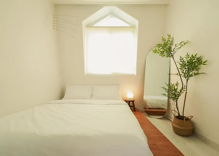 3 Minutes On Foot From Itaewon Station Line 6, 3 Bedrooms, 1 Living Room, 4 Beds, Maximum 8 People, Namsan, Myeongdong, Station, Olive Young, Daiso Nearby