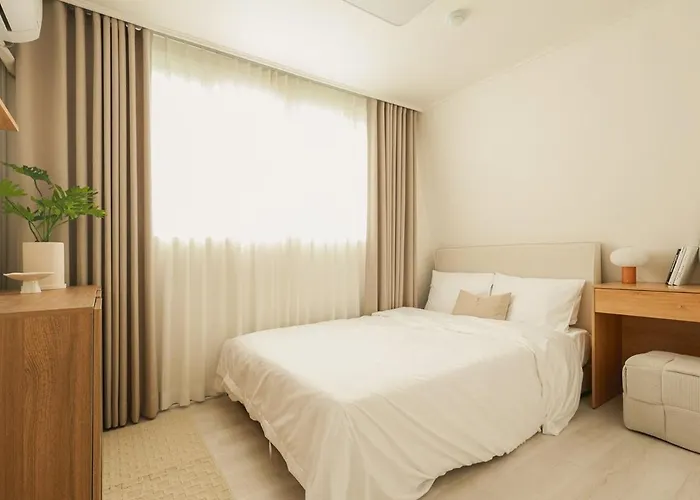 3 Minutes On Foot From Itaewon Station Line 6, 3 Bedrooms, 1 Living Room, 4 Beds, Maximum 8 People, Namsan, Myeongdong, Station, Olive Young, Daiso Nearby *