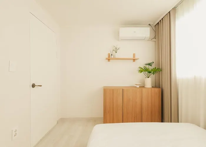 3 Minutes On Foot From Itaewon Station Line 6, 3 Bedrooms, 1 Living Room, 4 Beds, Maximum 8 People, Namsan, Myeongdong, Station, Olive Young, Daiso Nearby *