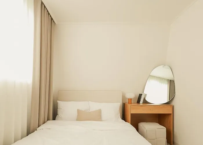3 Minutes On Foot From Itaewon Station Line 6, 3 Bedrooms, 1 Living Room, 4 Beds, Maximum 8 People, Namsan, Myeongdong, Station, Olive Young, Daiso Nearby *