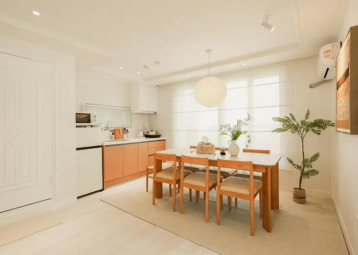 Appartamento 3 Minutes On Foot From Itaewon Station Line 6, 3 Bedrooms, 1 Living Room, 4 Beds, Maximum 8 People, Namsan, Myeongdong, Station, Olive Young, Daiso Nearby Seul